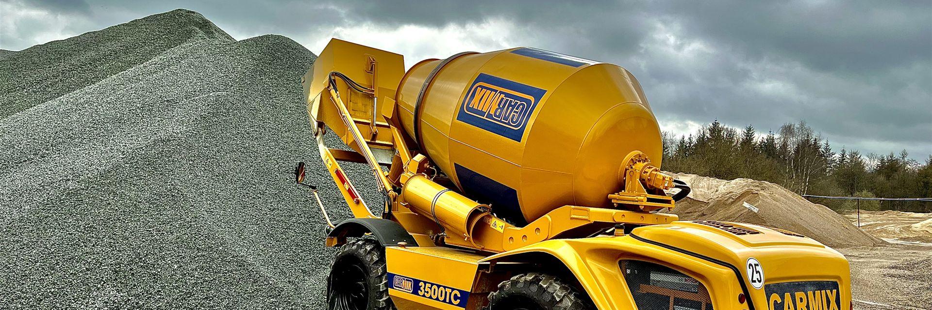 CARMIX 3500TC von hinten links vor kies