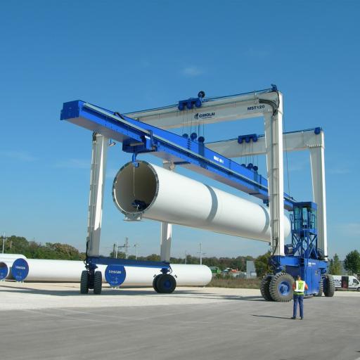 straddle carrier ein portalkran auf reifen transportiert ein segment eines Windkraft turms