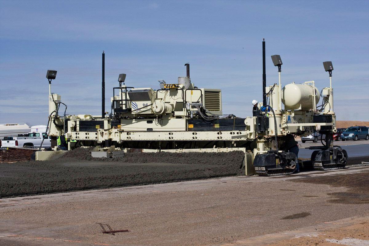 betongleischalungsfertiger flughafen vorfeld guntert hedke guntert betonfertiger s850