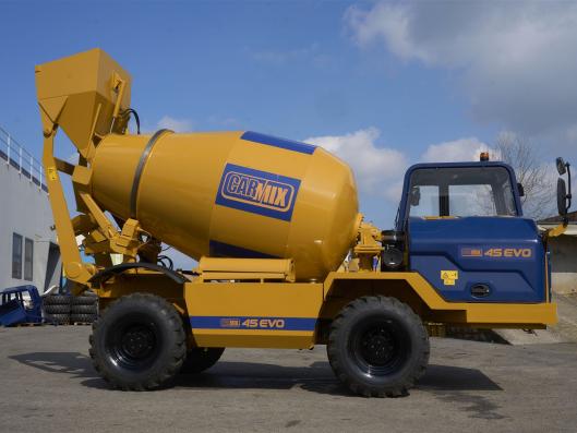 selbnstladender Beton Transportmischer CARMIX 45 EVO von der Seite fortografiert