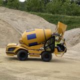 selbstladender betonmischer Carmix in einer Kiesgrube seitlich