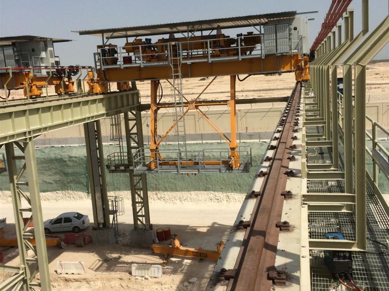 Kran Brücke tiefer schacht aushub