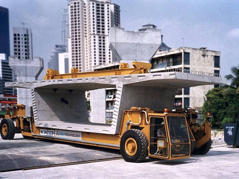plattformwagen transportiert Brückensegment