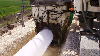 Einbau schlitzrinne mit beton gleitschalungsfertiger Frontansicht